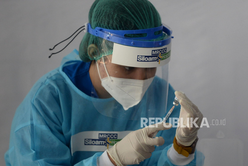 Petugas kesehatan menyiapkan vaksin Covid-19 sebelum disuntikkan kepada peserta vaksin. ilustrasi Prayogi/Republika