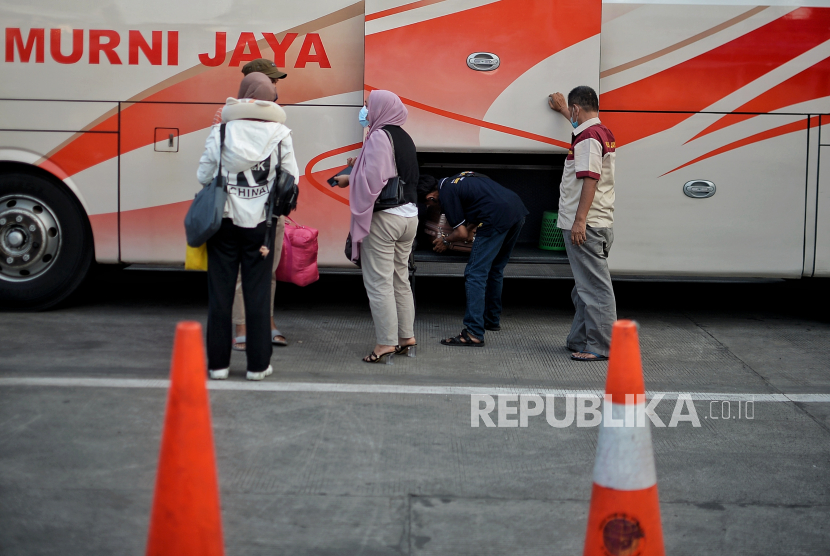 Pemudik bersiap menaiki bus jurusan Cirebon di Terminal Tanjung Priok, Jakarta. Imbas BBM Naik, Tiket Bus AKAP di Cirebon Naik Hingga 30 Persen