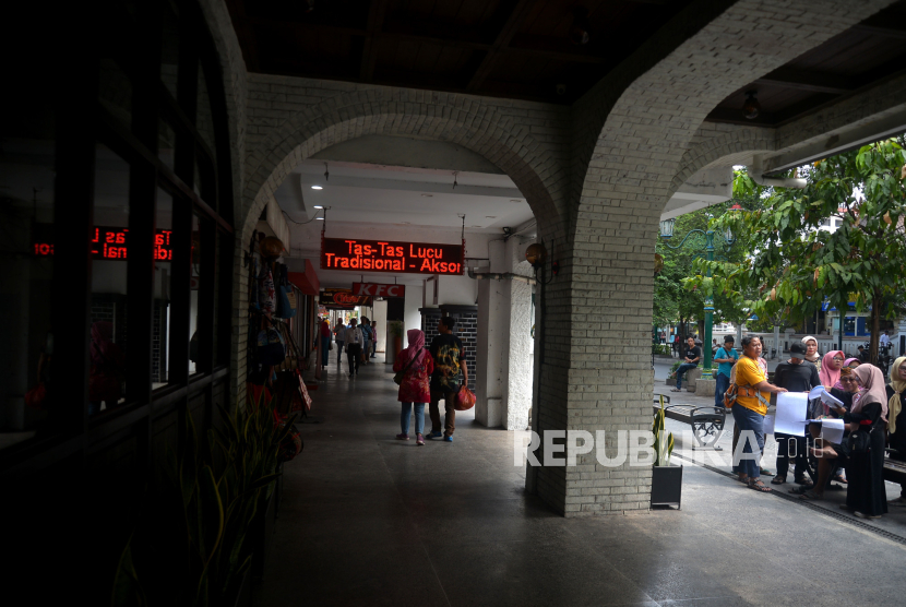 Paguyuban pedagang kali lima (PKL) Teras Malioboro 2 melakukan validasi faktual langsung di sepanjang Jalan Malioboro, Yogyakarta, Rabu (22/11/2023). Langkah PKL mengadakan validasi faktual langsung ini imbas ketidakpuasan terhadap validasi data yang dilakukan oleh UPT Pengelola Kawasan Cagar Budaya untuk relokasi Teras Malioboro 2. Menurut pedagang banyak lapak siluman yang sebelumnya tidak berdagang di Jalan Malioboro, namun memiliki lapak di Teras Malioboro 2. Pada validasi faktual langsung ini, paguyuban mencocokkan data pemilik di lokasi lapak terdahulu sebelum direlokasi pada jalur pedesterian Malioboro. Hasilnya ini nanti akan dicocokkan dengan hasil validasi oleh Pansus Pengawasan Relokasi Malioboro dari UPT Pengelola Kawasan Cagar Budaya.