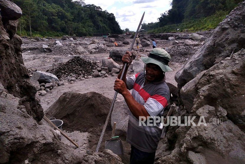 Penambang pasir tradisional di Sungai Boyong, Purwobinangun, Yogyakarta, Jumat (13/1/2023). Penambang pasir tradisional di Sungai Boyong, Purwobinangun, Yogyakarta, Jumat (13/1/2023). Warga Purwobinangun tetap bertahan dengan cara tradisional atau tanpa alat berat dalam melakukan aktivitas menambang pasir. Alasan warga menolak atau melarang penggunaan alat berat untuk melindungi sumber air dan menghindari kekeringan.