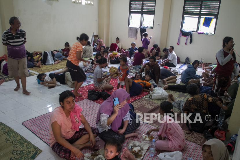 Warga di tempat pengungsian saat banjir di Kampung Joyotakan, Solo, Jawa Tengah. 