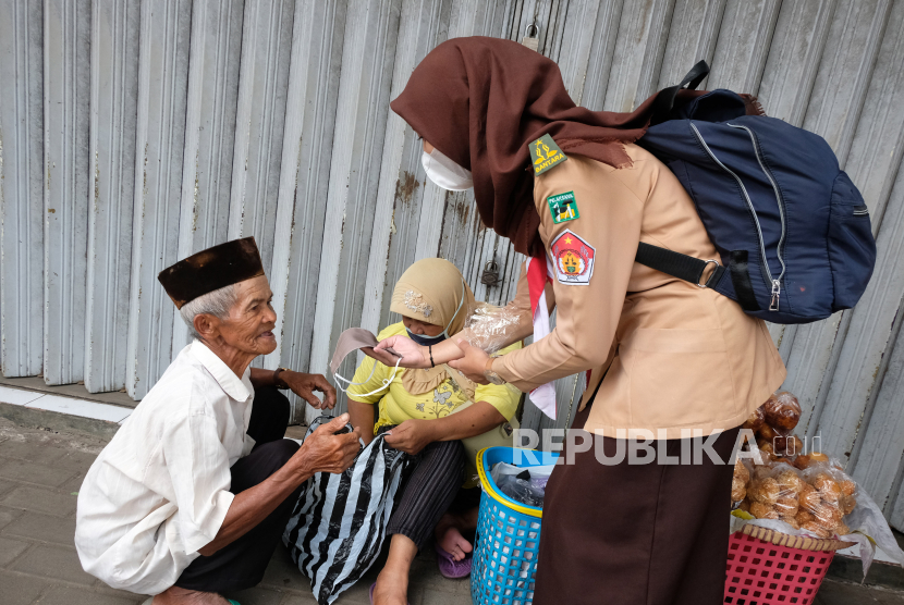 Warga Kabupaten Tangerang diimbau tetap memakai masker.