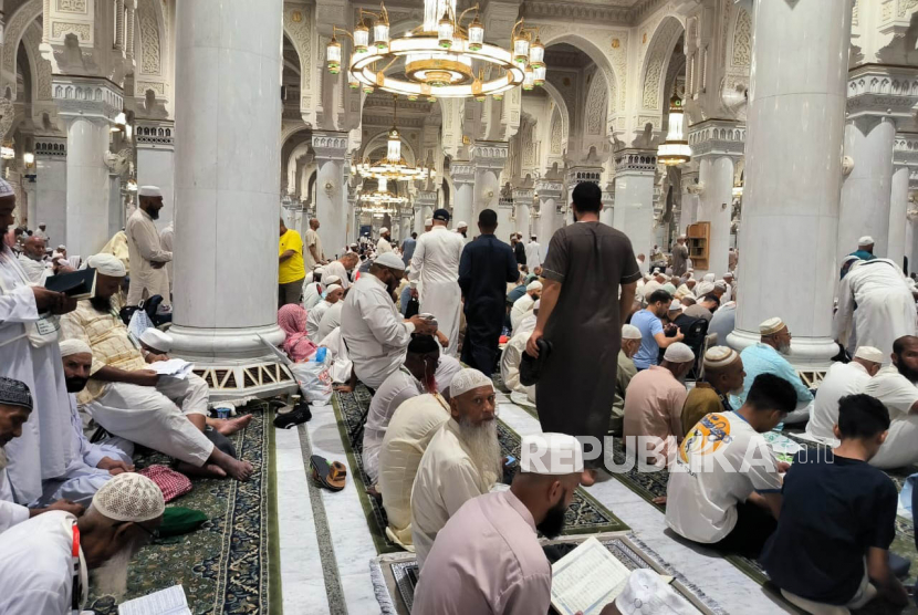 Jamaah bersiap melaksanakan sholat Isya di Masjidil Haram, Sabtu (3/6/2023) 