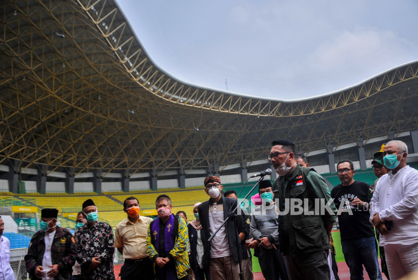 Gubernur Provinsi Jawa Barat Ridwan Kamil mengecek Stadion Patriot Chandrabhaga, Bekasi. Gubernur Ridwan Kamil yakin semua lapangan di Jabar sesuai standar FIFA.