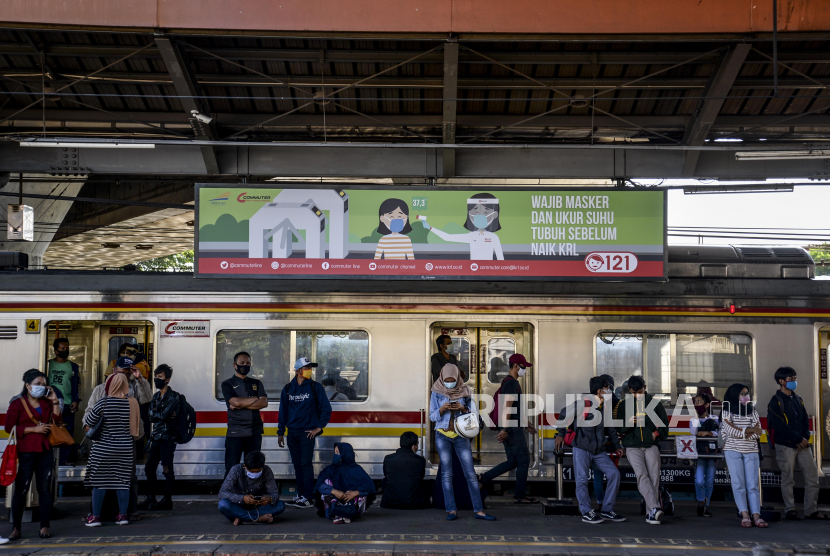 Sejumlah penumpang menunggu kedatangan KRL Commuter Line di Stasiun Tanah Abang, Jakarta. (ilustrasi)