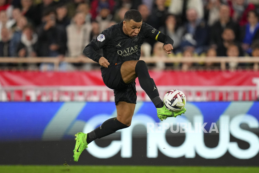 PSG Kylian Mbappe controls the ball during the French League One soccer match between Monaco and Paris Saint-Germain at the Stade Louis II in Monaco, Friday, March 1, 2024. 