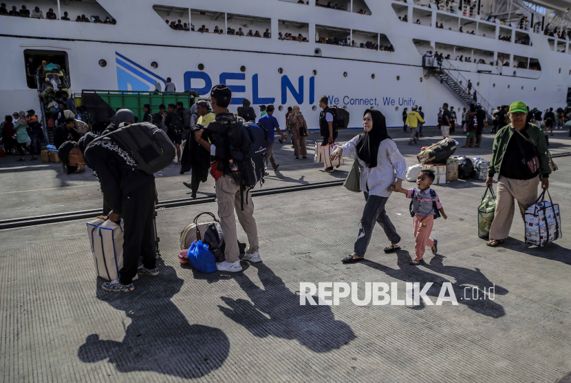 Sejumlah penumpang turun dari Kapal Sinabung saat bersandar Pelabuhan Ahmad Yani Ternate, Maluku Utara, Ahad (12/1/2024).PT Pelayaran Nasional Indonesia (Persero) tercatat telah mengangkut sebanyak 551.383 orang pada periode libur Natal 2024 dan Tahun Baru 2025 di seluruh Indonesia terhitung sejak periode Desember 2024 (H-14) hingga 8 Januari 2025 (H+14). 