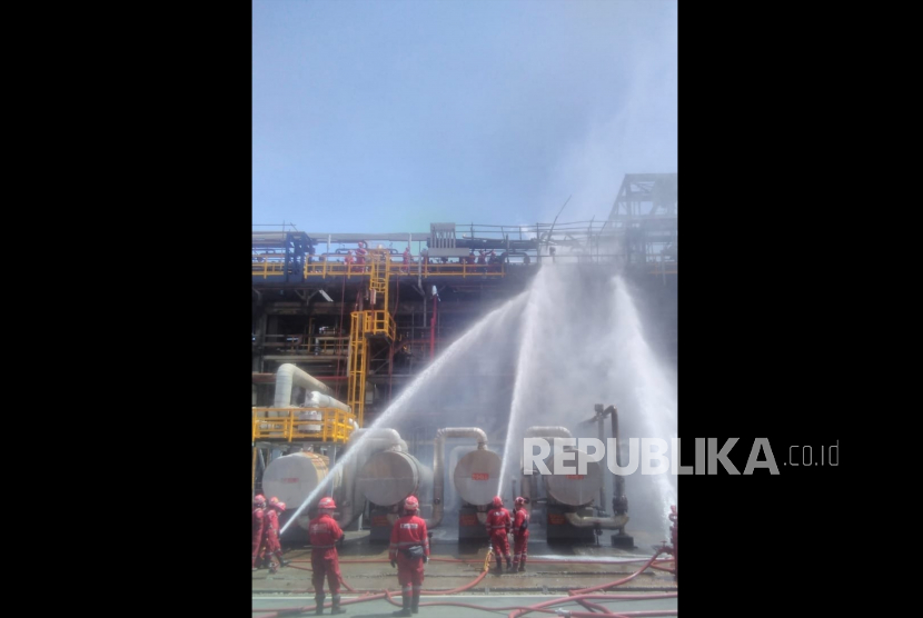 Sejumlah petugas pemadam kebakaran dari Pertamina berusaha memadamkan api di area RU V Pertamina, Karanganyar, Kota Balikpapan, Kalimantan Timur, Jumat (4/3/2022).