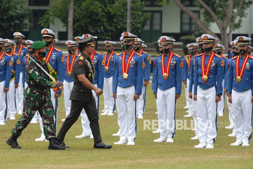 Kepala Staf Angkatan Darat (Kasad) Jenderal TNI Andika Perkasa (kanan) memeriksa pasukan saat penutupan Pendidikan dan Wisuda Taruna/Taruni Akmil, (ilustrasi).