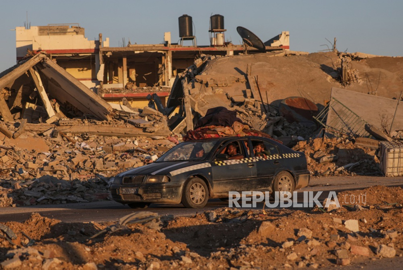 Pengungsi Palestina pergi dengan membawa barang-barang mereka menyusul perintah evakuasi yang dikeluarkan oleh tentara Israel, di Rafah, Jalur Gaza selatan, Rabu (7/5/2024).