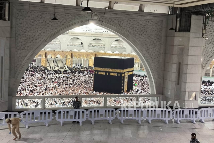Jamaah sedang melaksanakan tawaf di Masjidil Haram, Sabtu (3/6/2023).