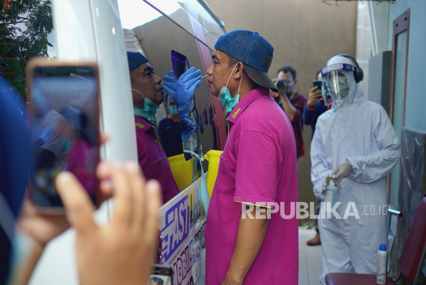 Petugas mengambil sampel lendir dengan teknik swab hidung dan tenggorokan kepada peserta tes PCR (Polymerase Chain Reaction) keliling di Tulungagung, Jawa Timur, Jumat (29/5). (ilustrasi)
