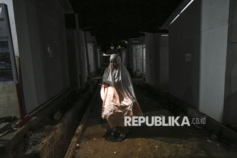 Umat Islam berjalan pulang usai melaksanakan shalat Tarawih perdana di Mushala Al-Hidayah hunian sementara (huntara) Kayu Pasak, Palembayan, Agam, Sumatera Barat, Rabu (18/2/2026). Penyintas bencana banjir bandang melaksanakan shalat Tarawih perdana di huntara yang dihuni 117 kepala keluarga  sebelum melaksanakan ibadah puasa Ramadhan 1447 Hijriah pada Kamis (19/2). 