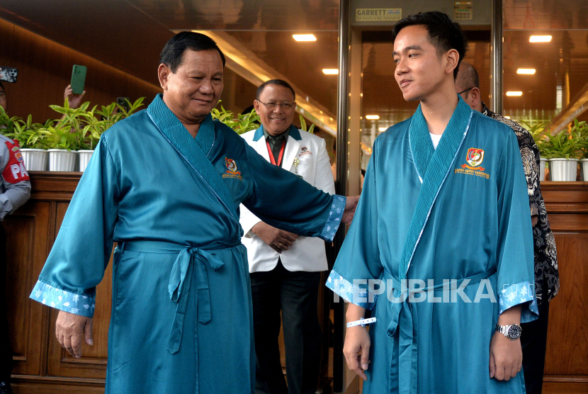Pasangan calon presiden dan wakil presiden Prabowo Subianto dan Gibran Rakabuming Raka di RSPAD Gatot Subroto, Jakarta Pusat.