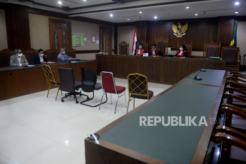 Suasana sidang perdana terkait gugatan Jhoni Allen Marbun kepada Ketua Umum DPP Partai Demokrat Agus Harimurti Yudhoyono (AHY) di Pengadilan Negeri Jakarta Pusat, Jakarta, Rabu (17/3). Majelis hakim menunda sidang gugatan tersebut hingga Rabu (24/3) dikarenakan para pihak tergugat tidak menghadiri persidangan.