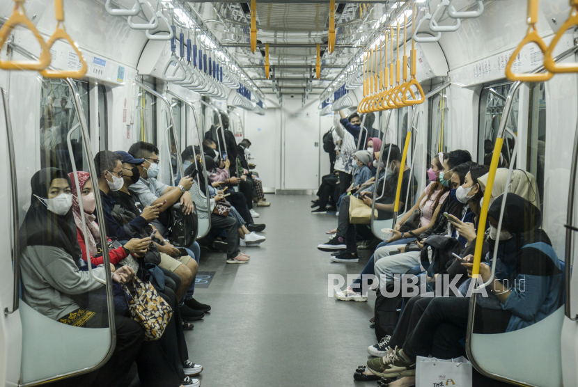 Penumpang menaiki MRT di Jakarta. ilustrasi