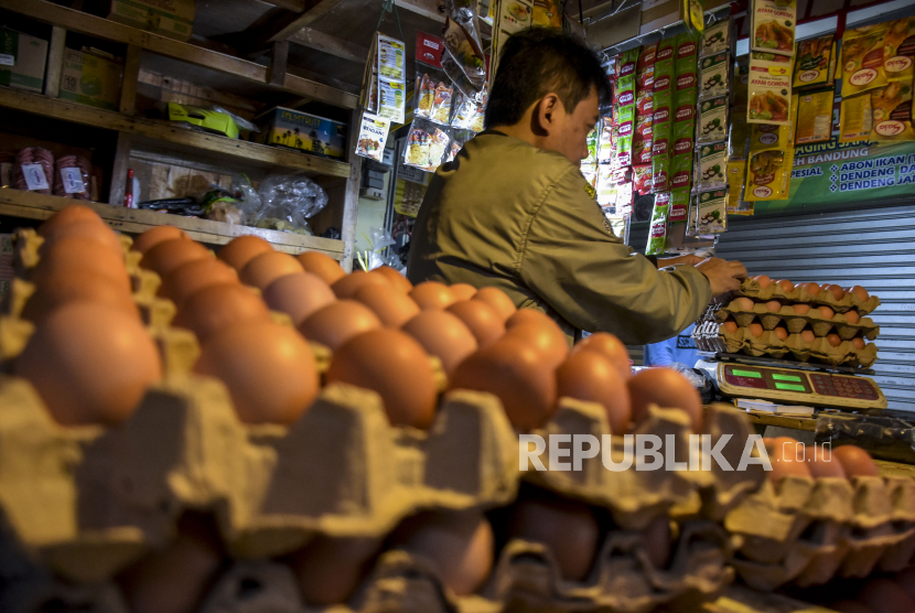 Pedagang menata telur ayam di kiosnya di Pasar Kosambi, Kota Bandung, Jumat (19/8/2022).  ilustrasi