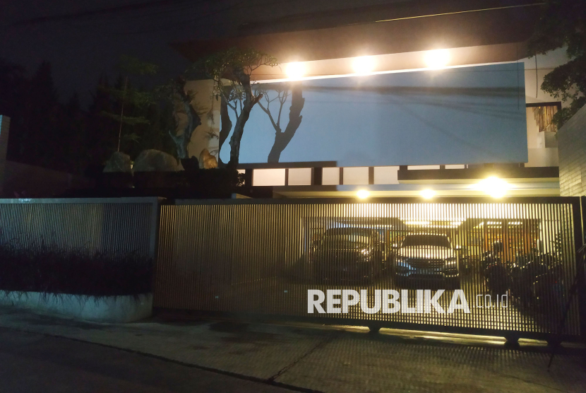 Rumah Ridwan Kamil tampak sepi di Jalan Gunung Kencana, Ciumbeuleuit, Kota Bandung, Senin (10/3/2025) malam. KPK melakukan penggeledahan di rumah tersebut berkaitan dugaan kasus korupsi.