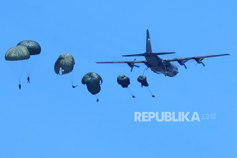 Sejumlah prajurit TNI AU terjun dari pesawat Hercules TNI AU ketika mengikuti Latihan Puncak Komando Operasi Angkatan Udara II Sikatan Daya 2020, di AWR Pandanwangi Lumajang, Jawa Timur, Selasa (29/9/2020). ANTARA FOTO/Dispen TNI AU/zk/hp.