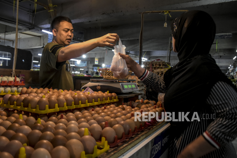 Pedagang telur ayam melayani pembeli di pasar tradisional. ilustrasi