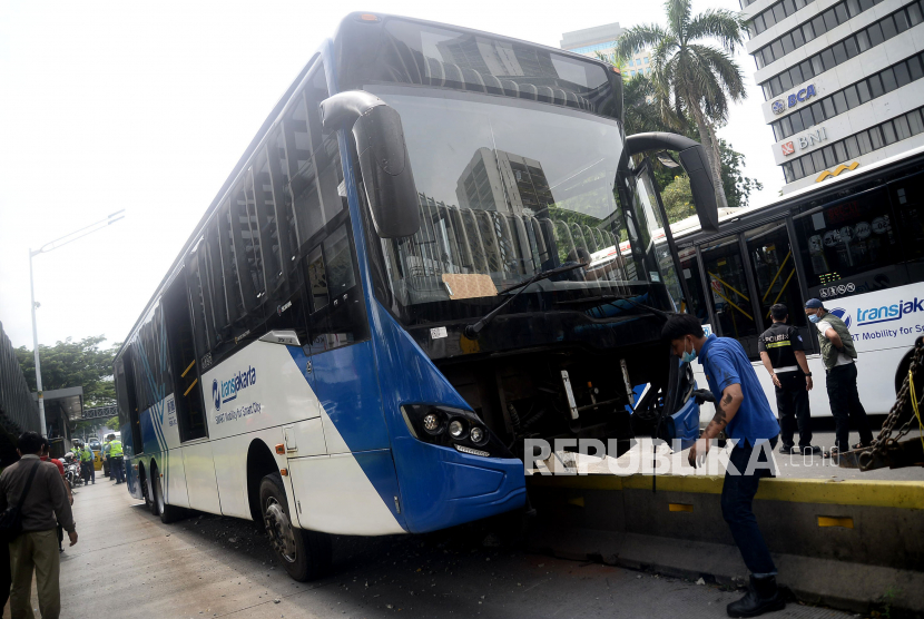 Sebuah Bus transjakarta menabrak pembatas jalur Busway (Separator Busway) di Jalan Jenderal Sudirman, Jakarta, Jumat (3/12). Kecelakaan tunggal itu diduga akibat sopir kurang berhati-hati dan kurang berkonsentrasi. Tidak ada korban jiwa dalam insiden kecelakan tersebut.Prayogi/Republika.