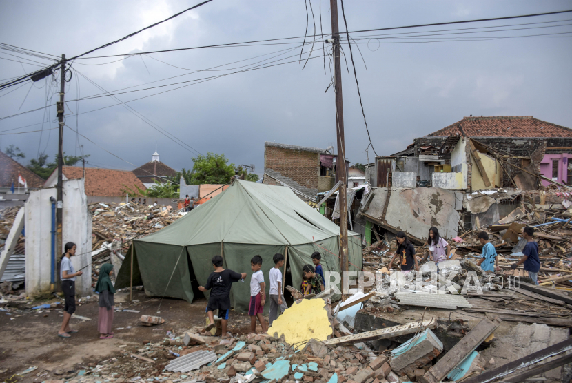 Sejumlah anak bermain di dekat tenda pengungsian sementara pasca penertiban lahan dan pembongkaran rumah di Jalan Anyer Dalam, Batununggal, Kota Bandung, Jumat (19/11). Tenaga Ahli Menteri Agraria dan Tata Ruang (ATR)/Badan Pertanahan Nasional (BPN) yang juga sebagai Wakil Ketua Penyelesaian Aset Badan Usaha Milik Negara (BUMN) Arie Yuriwin mengatakan BUMN yang asetnya dikuasai oleh pihak lain dan tidak memiliki izin, maka harus ditertibkan. 