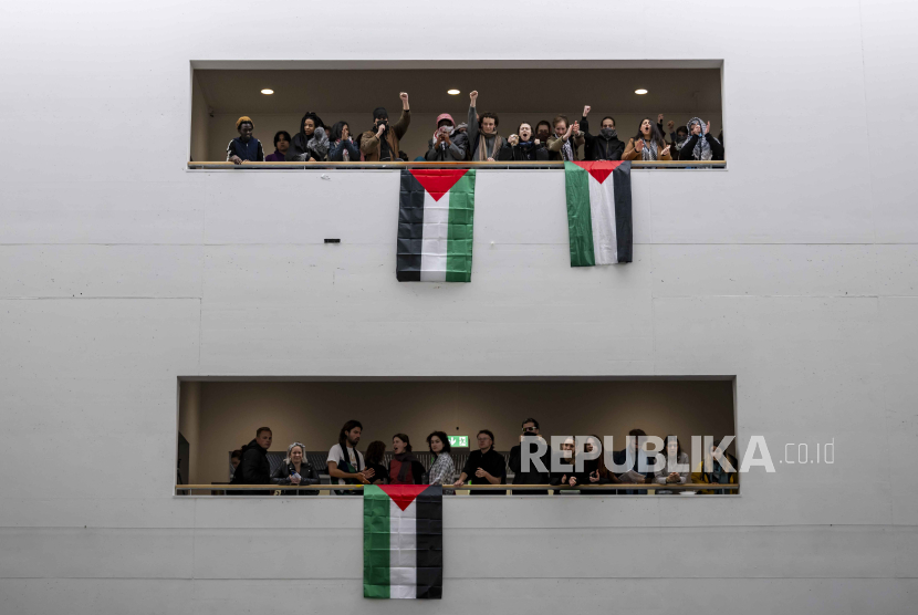 Mahasiswa melakukan aksi mendukung Palestina di SG Institut Teknologi Federal Swiss Lausanne (EPFL), Lausanne, Swiss, Selasa (7/5/2024). Gerakan mendukung palestina meluas ke beberapa kampus di Swiss. Setelah Universitas Lausanne, aksi dukungan untuk Palestina juga muncul di Institut Federal Swiss Teknologi Lausanne. Mahasiswa dari Universitas Jenewa dan Institut Teknologi Federal Swiss Zurich juga bergabung dalam aksi dukung Palestina ini.