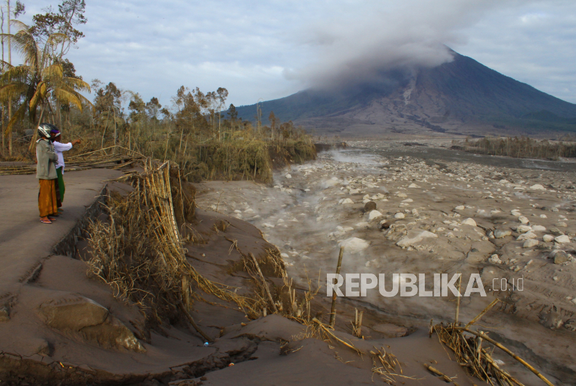 Warga melihat jalur aliran lahar Gunung Semeru di Besuk Kobokan, Desa Supiturang, Lumajang, Jawa Timur, Selasa (7/12/2021). Pusat Vulkanologi Mitigasi Bencana Geologi (PVMBG) meminta masyarakat menjauhi jalur aliran lahar Gunung Semeru karena curah hujan masih cukup tinggi. 