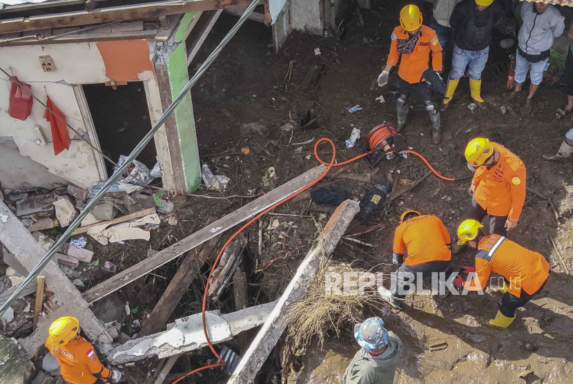 Foto selebaran yang dirilis Badan Pencarian dan Pertolongan Nasional (Basarnas) menunjukkan tim penyelamat sedang mencari korban banjir bandang di Tanah Datar, Sumatra Barat, Senin (13/5/2024).