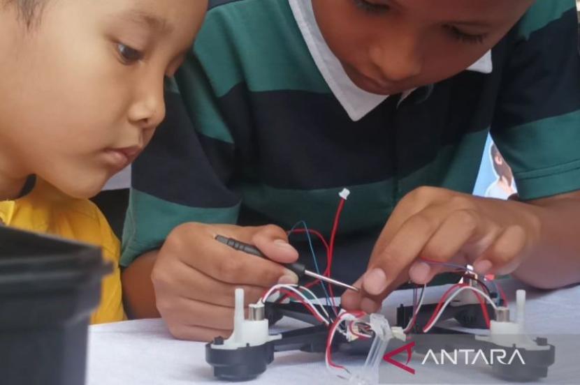120 anak di Surabaya ikuti pengenalan teknologi drone.