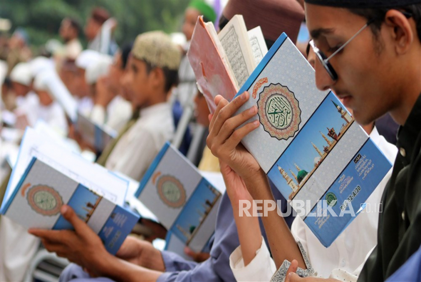 Siswa sekolah Islam Pakistan membaca Alquran di jalan saat demonstrasi menentang Swedia di Karachi, Pakistan, (6/7/2023).