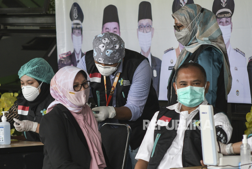 Sejumlah tenaga kesehatan menerima suntikan vaksin CoronaVac,  di Stadion Patriot Chandrabhaga, Bekasi, Jawa Barat. Pelaku kepariwisataan di Kota Bekasi menunggu giliran untuk disuntik vaksin Covid-19. Kepala Dinas Pariwisata dan Kebudayaan Kota Bekasi, Tedy Hafni, menerangkan, untuk tahap pertama pihaknya mengusulkan 1.479 orang untuk divaksin.