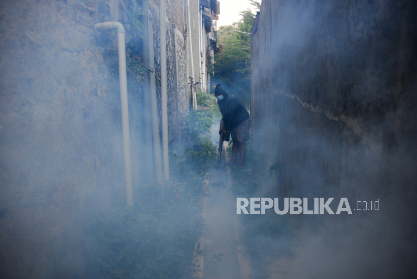 Anggota Karang Taruna melakukan pengasapan atau fogging untuk mencegah penyebaran kasus demam berdarah dengue (DBD) di Komplek Grand Cinunuk Indah, Cileunyi, Kabupaten Bandung, Jawa Barat