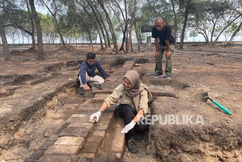 Petugas Arkeologi Dinas Kebudayaan (Disbud) DKI Jakarta melakukan ekskavasi di Pulau Onrust, Kabupaten Kepulauan Seribu pada Rabu (15/11/2023).