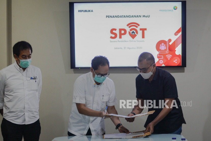 Pemimpin Redaksi Republika Irfan Junaidi (kanan) bersama Direktur Keuangan PT Angkasa Pura II  Wiweko Probojakti (tengah) disaksikan Direktur Utama PT Angkasa Pura II Muhammad Awaluddin (kiri) saat  menandatangani nota kesepahaman di kantor Republika, Jakarta, Senin (31/8). Republika bersama PT Angkasa Pura II menjalin kerjasama terkait program Sarana Pendidikan Online Terpadu (SPOT) untuk membantu masyarakat terdampak pandemi COVID-19 dalam sektor pendidikan. Republika/Thoudy Badai