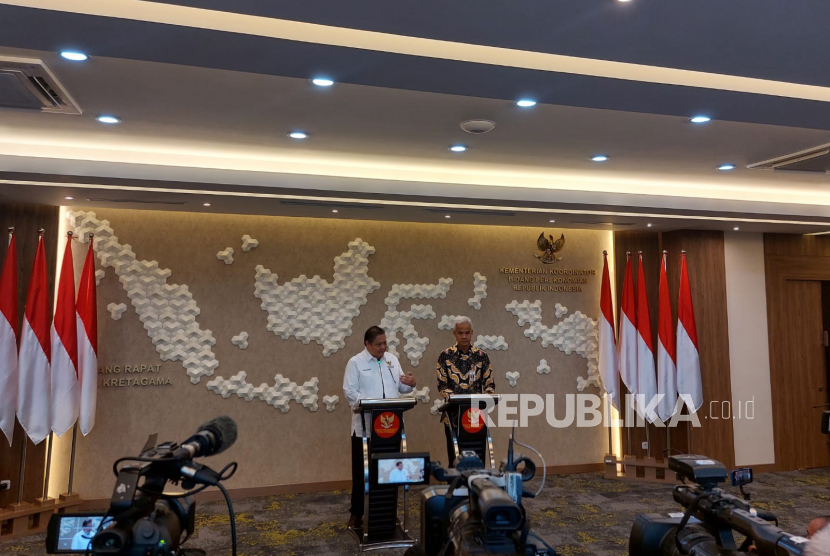 Menko Perekonomian, Airlangga Hartarto bersama Gubernur Jawa Tengah, Ganjar Pranowo dalam konferensi pers bersama di Kantor Kemenko Perekonomian, Jakarta Pusat, Senin (17/7/2023). 