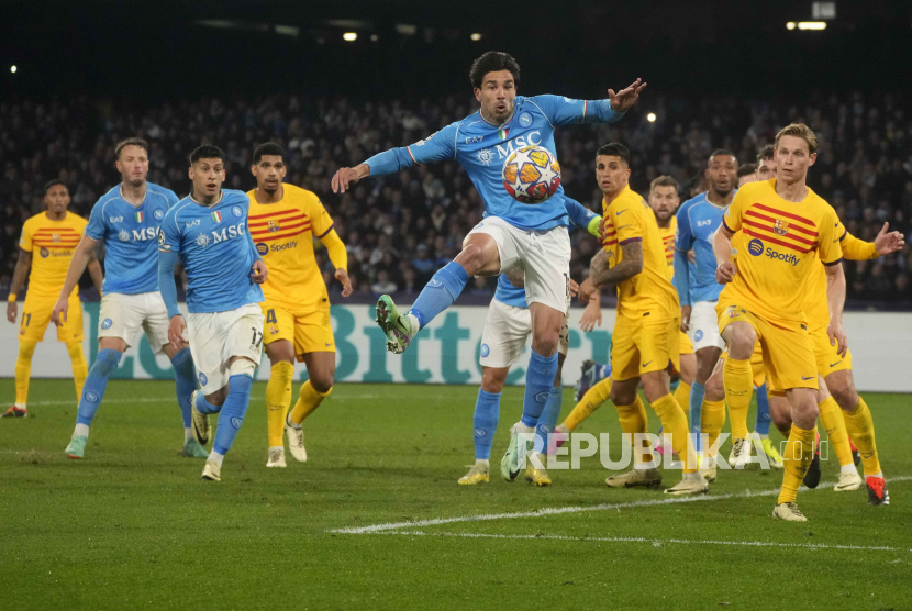 Laga Napoli vs Barcelona pada leg pertama babak 16 besar Liga Champions.
