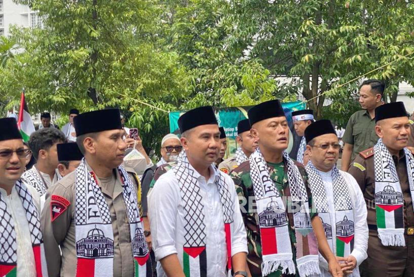 Pj Gubernur Jawa Barat Bey Machmudin mengikuti aksi solidaritas untuk Palestina di Kota Bandung, Jawa Barat, Jumat (17/11/2023). 