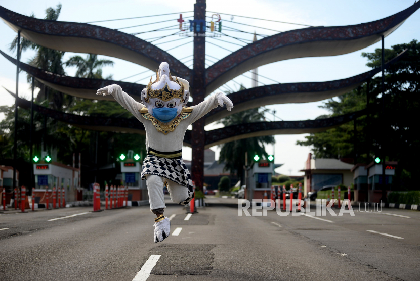 Petugas menggunakan kostum tokoh pewayangan kera putih Hanoman bermasker saat berlangsungnya simulasi adaptasi kebiasaan baru (AKB) alias normal baru di TMII, Jakarta, Kamis (4/5). 