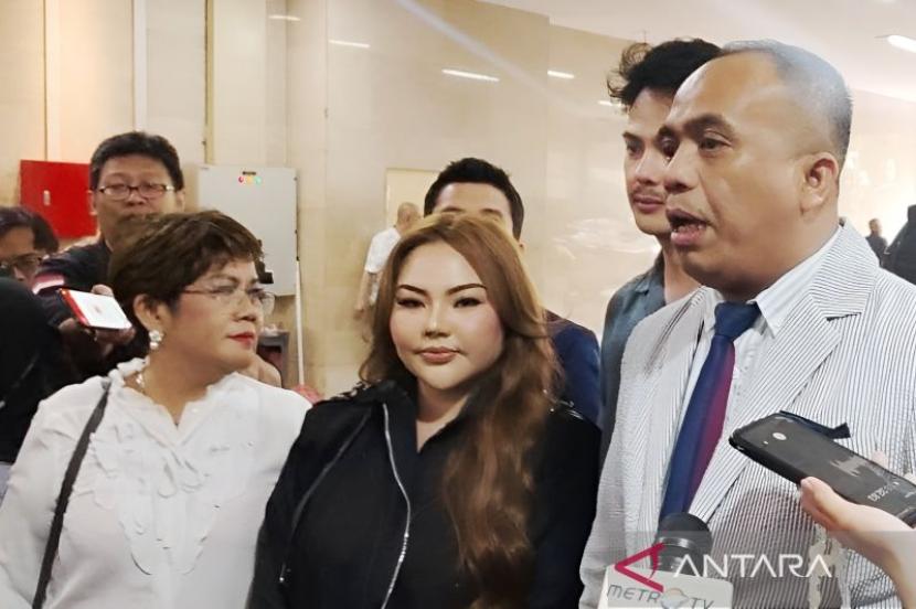 Polisi panggil Lisa Mariana pada Senin.