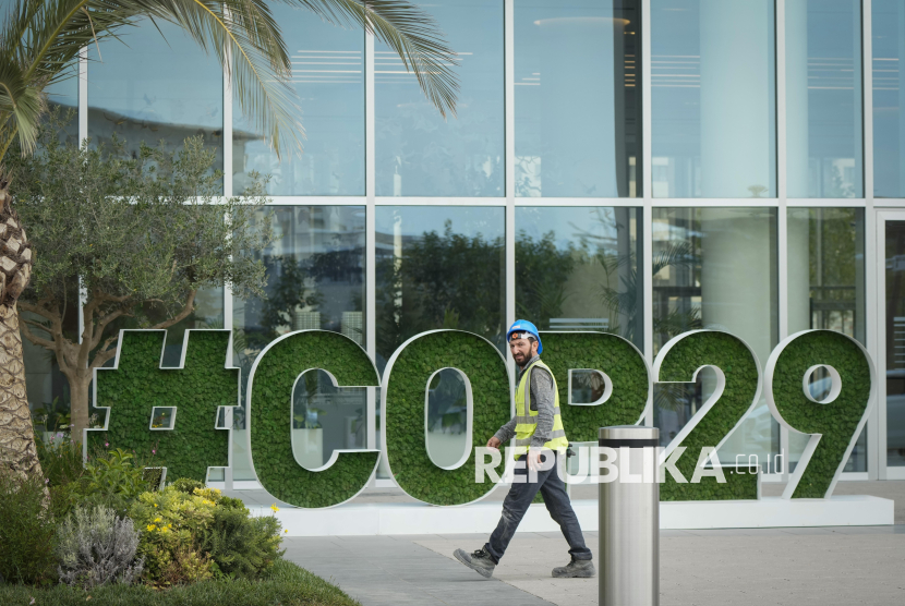 Tulisan Konferensi Perubahan Iklim PBB COP29 terletak di luar markas COP29 di Baku, Azerbaijan, Selasa, 17 September 2024.