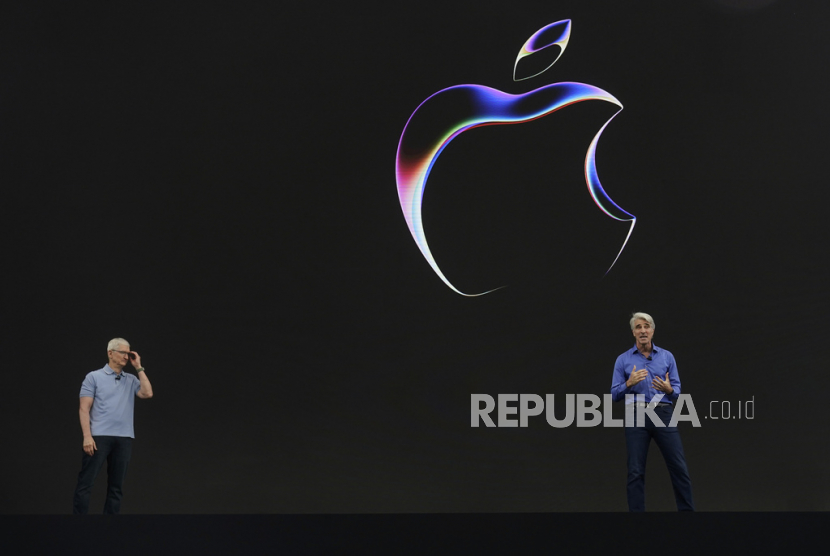 CEO Apple Tim Cook mengatakan bahwa semua orang yang bekerja dengannya di Apple percaya bahwa satu tambah satu sama dengan tiga. 
