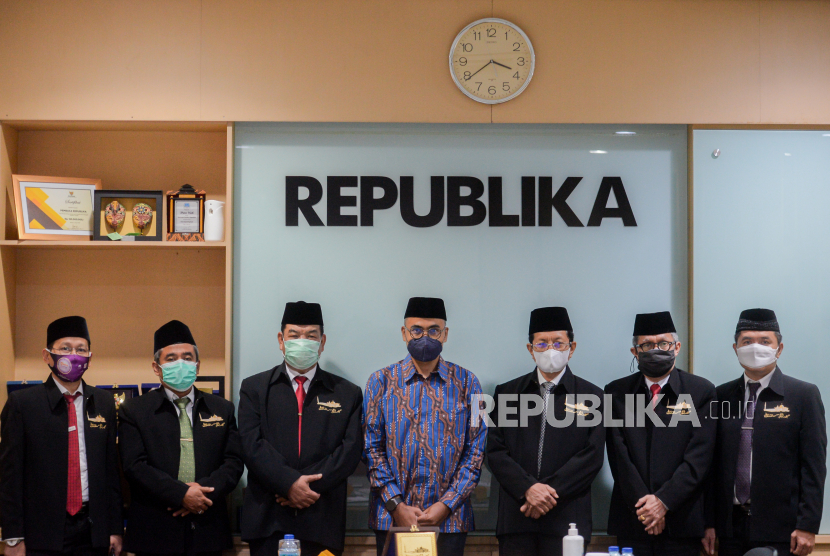 Pemimpin Redaksi Republika Irfan Junaidi (tengah) berfoto bersama Imam Besar Masjid Istiqlal KH Nasaruddin Umar (ketiga kanan) didampingi sejumlah Pimpinan Badan Pengelola Masjid Istiqlal lainnya saat berkunjung ke kantor Republika, Jakarta, Rabu (1/9). Kunjungan tersebut dalam rangka silaturahmi jajaran Pimpinan Badan Pengelola Masjid Istiqlal bersama redaksi Republika sekaligus membahas tentang program keumatan di Masjid Istiqlal. Republika/Thoudy Badai