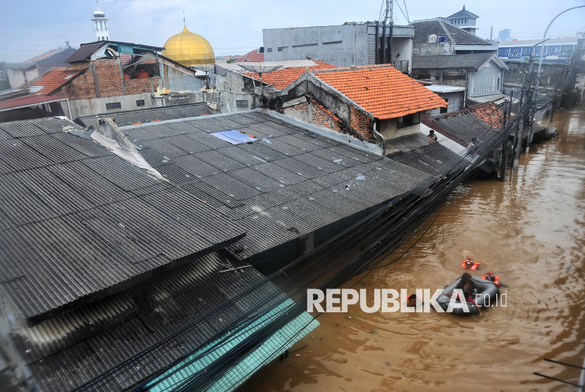 Petugas mengevakuasi warga saat banjir di Rawajati, Jakarta, Selasa (4/3/2025). 