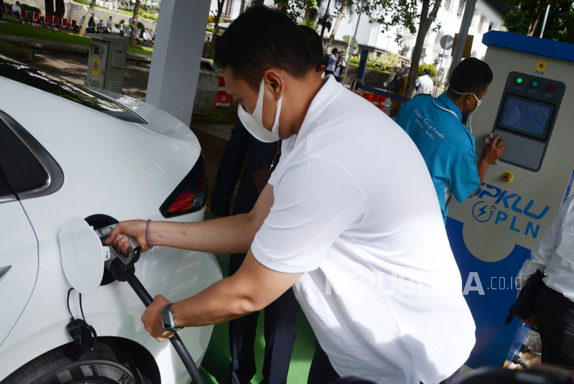 Petugas mengisi daya listrik mobil listrik di Stasiun Pengisian Kendaraan Listrik Umum (SPKLU) (ilustrasi). Pemerintah menargetkan produksi kendaraan listrik pada 2025 sebesar 20 persen dari total produksi kendaraan nasional.