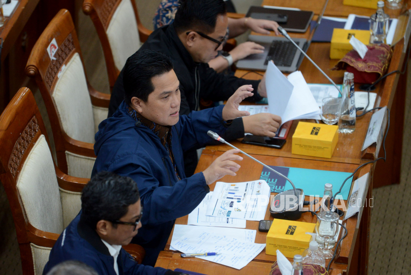 Menteri BUMN Erick Thohir menyampaikan paparan pada rapat kerja dengan Komisi VI DPR di Kompleks Parlemen, Senayan, Jakarta, Senin (13/2/2023). Erick berkomitmen mendorong perusahaan pelat merah untuk membantu menekan biaya keberangkatan haji. 