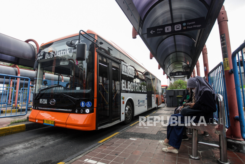 Bus Listrik Transjakarta saat akan mengangkut penumpang. PT Transjakarta menginformasikan layanan rute 10M (Terminal Pulogadung-Kantor Wali Kota Jakarta Utara) sementara masih tidak beroperasi