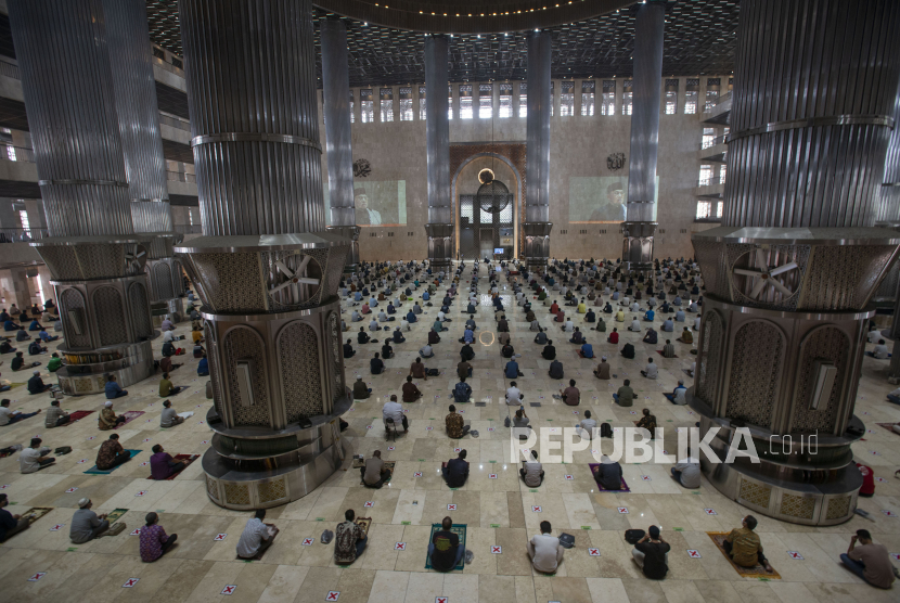 Umat Islam menunaikan shalat di Masjid Istiqlal, Jakarta