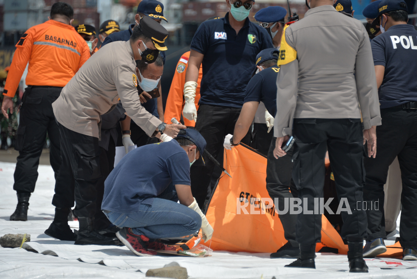 Polri terjunkan 207 personel dengan 80 penyelam bantu pencarian serpihan pesawat (Foto: ilustrasi)