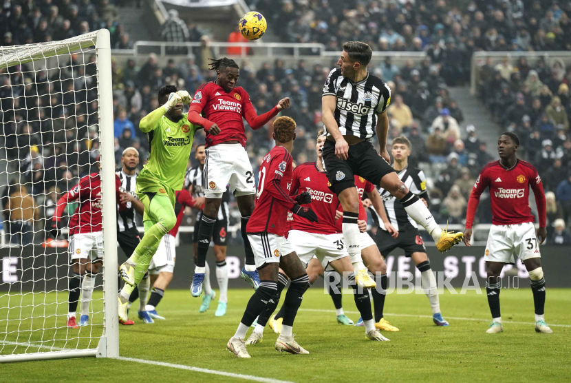 Laga Newcastle United vs Manchester United dalam lanjutan Liga Primer Inggris.